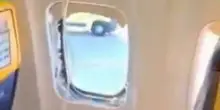 Finestrino esploso sul volo Ryanair, i passeggeri: &laquo;Lo scoppio, le urla e un odore fortissimo: l'uomo aveva testa e spalle fuori dall'aereo&raquo;