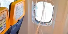 Ryanair, paura in volo: rompe il motore e i frammenti fanno esplodere il finestrino, passeggero rischia di essere risucchiato
