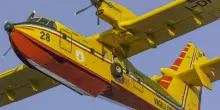 Contatto tra canadair ed elicottero, atterraggio d'emergenza: evacuati gli equipaggi