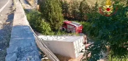 Camion esce fuoristrada e precipita da un cavalcavia, morto l'autista: inutili i soccorsi
