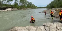 Disperso dopo il bagno con i figli nel fiume Tagliamento, l'uomo trovato senza vita: gravissimo uno dei due bimbi