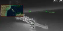 I droni ucraini "affondano" la flotta ombra di Putin, oltre 20 petroliere in fiamme nel Mar d'Azov. E Mosca fugge dallo stretto di Kerch