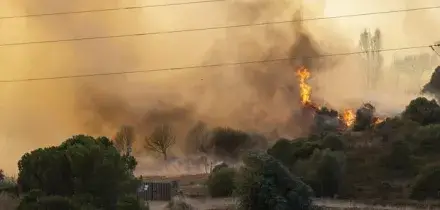 Incendi in Sardegna, chiuso l'aeroporto di Olbia: voli dirottati su Cagliari e Alghero. Roghi anche nell'Oristanese, traffico in tilt