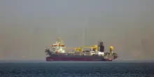 L'Iran lancia un missile contro una nave cargo: &laquo;Hormuz &egrave; chiuso&raquo;. Gli Usa rispondono con una nuova ondata di raid