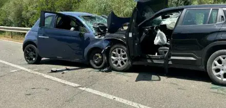 Scontro frontale, due morti su un'auto. Famiglia a bordo dell'altra vettura: mamma in ospedale con l'elicottero, gravi anche pap&agrave; e figlio