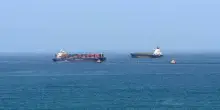 Hormuz, la trappola del Golfo: bloccate 200 navi. Riparono le rotte alternative via terra con camion e treni