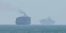 Iran, nuovi attacchi Usa: abbattuto un missile e un drone. Teheran: &laquo;Hormuz &egrave; chiuso&raquo;. Ma Trump nega