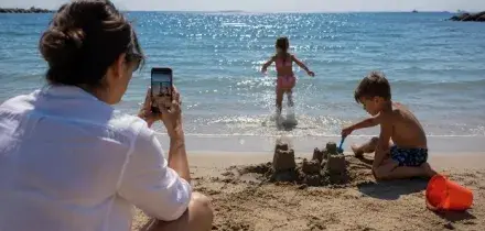 Condividi le foto al mare di tuo figlio? Che fine possono fare: &laquo;I pedofili ci creano gallery, e ora con l'IA le manipolano anche. La privacy "Solo per gli amici"? Non esiste&raquo;