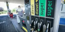 Gasolio sporco nei serbatoi, altri 4 casi. Un'auto in panne nel mezzo della galleria, trovate delle alghe