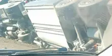 Camion si ribalta all' uscita dell' autostrada di Napoli: traffico in tilt