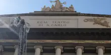 San Carlo, cede la corona della Partenope e si incastra nel braccio della statua: paura ma nessun ferito