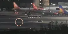 Ryanair, aereo perde una ruota che rotola sulla pista: paura all'aeroporto di Lanzarote