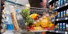 Meno prodotto ma allo stesso prezzo? Scattano le norme anti-shrinkflation nei supermercati: cosa cambia e da quando