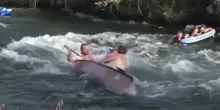 Giornalista racconta un incidente nel fiume, alle sue spalle si ribalta una canoa con una famiglia e un neonato