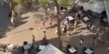 &laquo;Turisti cafoni, in fila per due ore per occupare un lettino con l'asciugamano: poi tornano in camera o vanno a fare colazione&raquo;