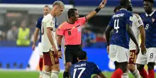 Francia-Spagna, l'incredibile gaffe dell'arbitro Barton: dimentica lo spray, se ne accorge solo con una punizione dal limite