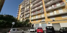 Omicidio a Pagani, strangola e colpisce il padre dopo l?ennesima lite in casa: un 27enne arrestato all?alba