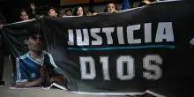 Morte Maradona, insulti tra gli avvocati durante il processo: il giudice rinvia la seduta