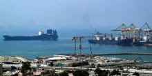Iran, Trump vuole i raid sui siti atomici e ci ripensa sul pedaggio a Hormuz: &laquo;Ce l?hanno chiesto i Paesi arabi&raquo;