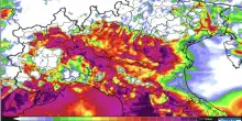 Temporali in arrivo, ecco dove e quando: scatta l'allerta meteo in due regioni. L'Italia divisa tra caldo record e nubifragi (con grandine)