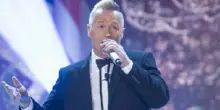 Paolo Belli travolge un pedone con la sua bici: Alessandro Magnani muore a 41 anni. Il cantante sotto choc
