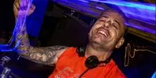 Ryan Spiteri, il dj trovato morto in auto con la sua compagna a Malta. L'ultimo post sui social: &laquo;Se pensate di farla finita andate in riva al mare&raquo;