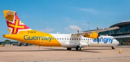 Manchester, apre l'uscita d'emergenza dell'aereo prima del decollo: volo cancellato, i passeggeri restano a terra