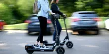 Monopattini, da domani scatta l'obbligo dell'Rc auto. Ma solo uno su 10 potr&agrave; fare l'assicurazione perch&eacute; provvisto di targa