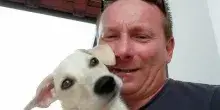 Daniele Andrighetti non arriva al funerale dell'amico: lo trovano morto a casa, stroncato da un infarto a 54 anni. Il cane Cody lo ha vegliato