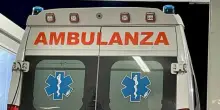 Accoltellato nel sonno dalla moglie, 43enne in fin di vita: in casa c'erano anche i due figli minorenni