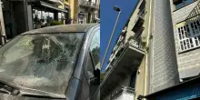 Napoli, pietre cadute da un palazzo in via Riviera di Chiaia: auto danneggiata, nessun ferito