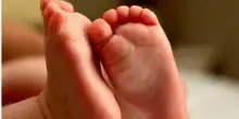 Sevizie al neonato per ottenere contributi: padre condannato a 8 anni dal Tribunale