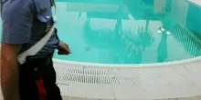 Bambina di 11 anni risucchiata nella piscina: &laquo;&Egrave; gravissima&raquo;. Le verifiche su cuffia obbligatoria e dimensioni della vasca