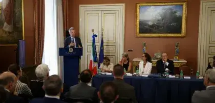 Piazza Plebiscito a Napoli, non solo le luci: partiti i lavori al colonnato