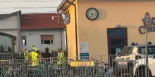 Seduta sui binari viene travolta dal treno regionale: muore donna di 42 anni. ?Malore per il macchinista