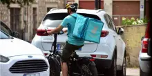 Consegne a domicilio, i rider devono salire fino a casa? La denuncia: &laquo;Lavoriamo gratis e ci rubano la bici&raquo;. Cosa dice il regolamento