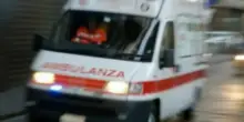 Giovani folgorati nella notte alla stazione: ustioni dopo il contatto con un palo dell?illuminazione
