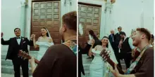 Alfa, la serenata a sorpresa per una coppia di sposi a Bari Vecchia: &laquo;Posso cantare una canzone per voi?&raquo;