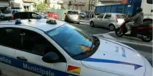 Fuga all?alt in centro a Napoli, pattuglia speronata e far west: ferito un agente municipale