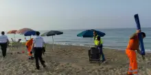 Furbetti in spiaggia, ombrelloni e sdraio per "prenotare" il posto in riva al mare: scatta il maxi-blitz