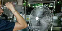 Il caldo estremo svuota le tasche degli italiani: ecco quanto ci costa e chi perde di pi&ugrave;