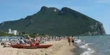 Sabaudia senza la Bandiera blu, spiagge in rivolta: &laquo;Non merita di essere declassata&raquo;