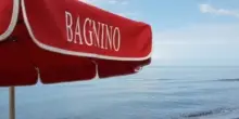 Si tuffa in mare per fare una nuotata e muore sotto gli occhi della moglie