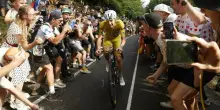 Choc al Tour de France, controlli antidoping a Pogacar e Vingegaard alle 5 e alle 2 di notte. La maglia gialla: &laquo;Ho dormito solo 4 ore&raquo;