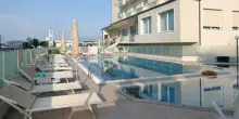 Magdalena morta a 4 anni in piscina, indagato il pap&agrave;: &laquo;Ha detto alla bimba di aspettarlo ed &egrave; salito in camera&raquo;