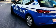 Bologna, uomo muore durante un intervento della polizia: malore dopo spray urticante e fascette ai polsi