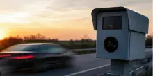 Automobilista multato per 1,9 km/h oltre il limite, tra ritardi della notifica e costi quasi doppi: il caso dell'autovelox