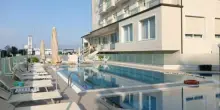 Bambina di 4 anni muore annegata nella piscina dell'hotel a Milano Marittima: padre indagato per abbandono di minore, nessun bagnino presente