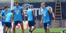 Il Napoli in ritiro a Dimaro, la seduta pomeridiana. Lucca si allena in gruppo: affaticamento muscolare per Rafa Marin