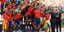 Trump, fischiato alla premiazione, si "imbuca" nella foto della Spagna con la coppa: Infantino lo porta via. In tribuna stretta di mano con Sanchez